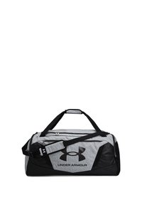 Borsa da viaggio grigia e nera con una lunga tracolla regolabile. Presenta una grande tasca frontale e un evidente logo Under Armour sul lato.
