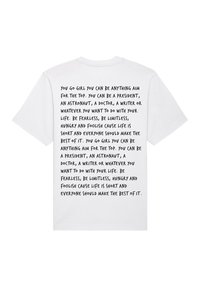 Witte katoenen t-shirt met gedurfde zwarte tekst op de achterkant met motiverende uitspraken over ambitie en vreesloosheid. Korte mouwen.