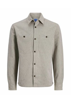 Camisa gris tejida con cuello con solapa, botones en la parte delantera y dos bolsillos en el pecho. Presenta botones marrones y tela texturizada.
