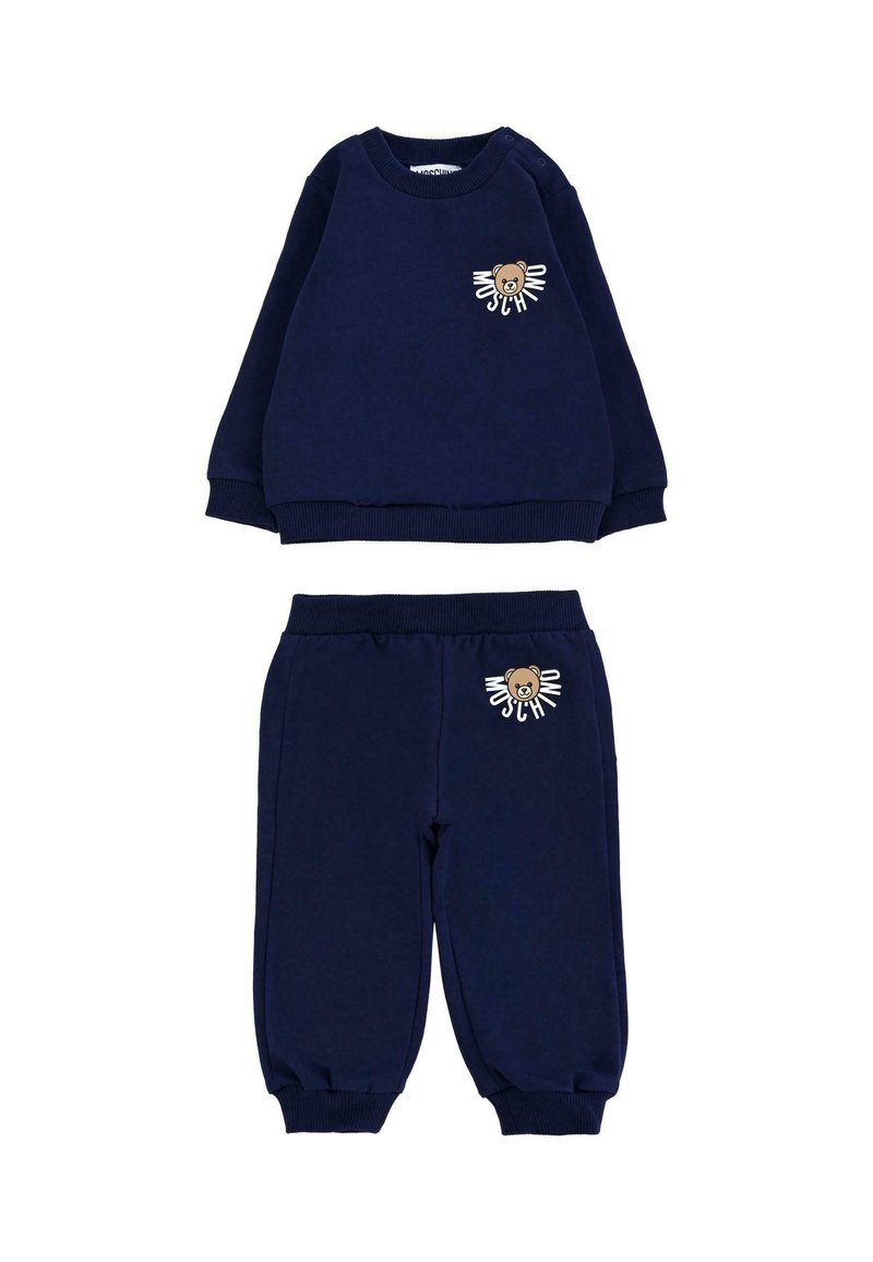 Marineblauwe katoenen sweatshirt en jogger-set. Het sweatshirt heeft een berenafbeelding en de merknaam; de joggers hebben bijpassende berendetails.