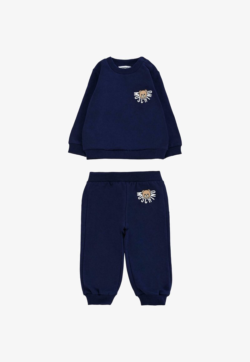 Marineblauwe katoenen sweatshirt en jogger-set. Het sweatshirt heeft een berenafbeelding en de merknaam; de joggers hebben bijpassende berendetails.