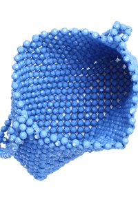 Borsa blu realizzata con perle rotonde lucide e un design strutturato. Le dimensioni alternate aggiungono texture, creando un motivo visivo unico.