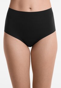 Hög midja svart trosor i slät, elastisk tyg. Har en sömlös design och en matt yta utan synliga sömmar eller dekorationer.