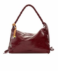 Bolso de mano de cuero burdeos con un asa trenzada, cierre de cremallera y borlas decorativas en ambos lados. Textura suave con detalles de costuras.