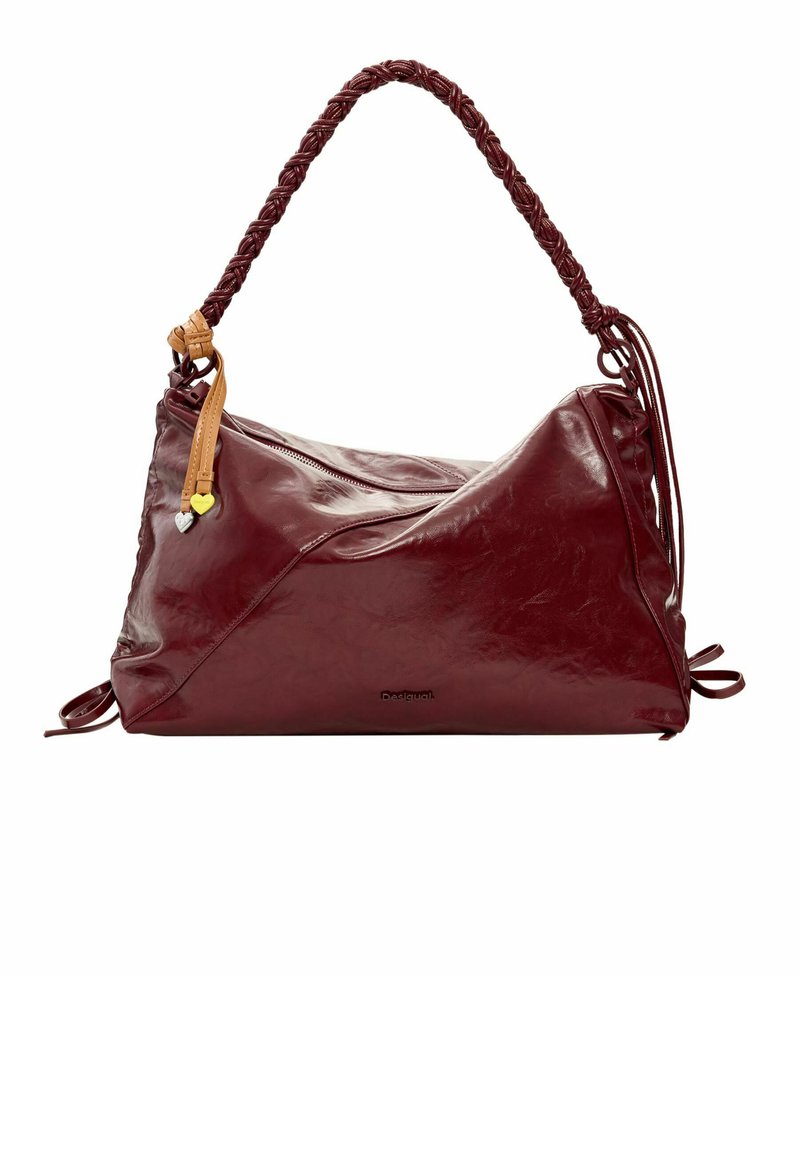 Bolso de mano de cuero burdeos con un asa trenzada, cierre de cremallera y borlas decorativas en ambos lados. Textura suave con detalles de costuras.