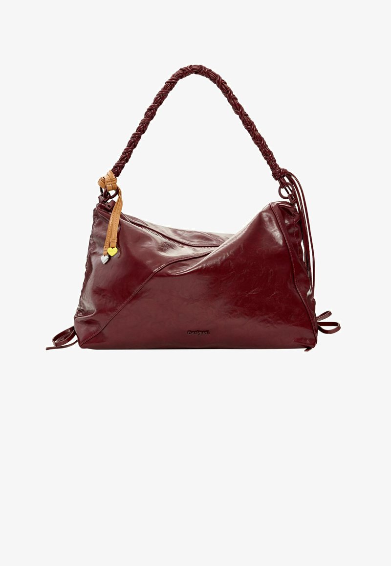 Bolso de mano de cuero burdeos con un asa trenzada, cierre de cremallera y borlas decorativas en ambos lados. Textura suave con detalles de costuras.