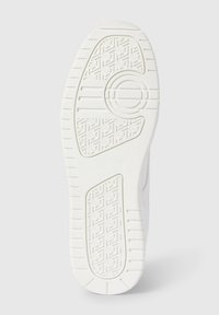 Biała podeszwa do sneakersów z wzorowanym gumowym gripem, zaokrąglonym czubkiem i teksturowanymi sekcjami na zewnętrznej części podeszwy dla lepszej przyczepności.