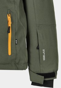 Grön utomhusjacka med en orange dragkedjeficka, justerbara handledsmuddar och "STX 8000"-logotyp, tillverkad av texturerad tyg.