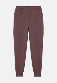 Nike tepláky v tmavom fialovom odtieni, s elastickým pásom, manžetami na členkoch a jemným čiernym logom na ľavej nohe.