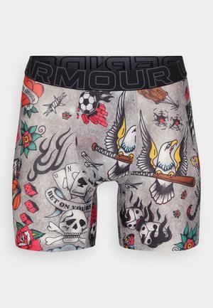 Svart elastisk midjebånd med "ARMOUR" tekst; grått stoff med fargerike tatoveringstilte trykk inkludert hodeskaller, blomster og ørner.