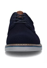 Scarpa blu navy con texture, superiore in mesh, punta rotonda e suola chiara a contrasto. Presenta dettagli in pelle marrone e lacci grigi.