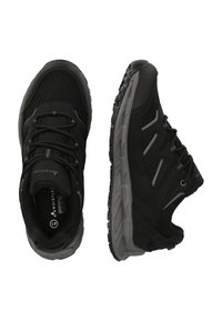 Mustat urheilukengät, joissa on verkkomateriaali ylhäällä, kumipohja ja teksturoitu viimeistely. Varustettu nauhoitusjärjestelmällä ja matalaprofiilisella suunnittelulla, jossa on harmaita yksityiskohtia.