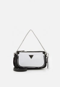 Sorte og hvide håndtaske med en blank finish, der har en kædetraspe, lynlåslukning og et trekantet logoemblem på forsiden.