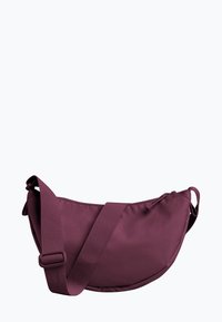 Burgunderfarbene Stoff-Crossbody-Tasche mit geschwungener Form, verstellbarem Riemen und Reißverschluss. Glatte Textur ohne sichtbare Muster oder Beschläge.