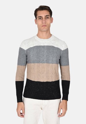 Maglione lavorato a maglia con un design a blocchi di colore in bianco, grigio, beige e nero. Polsini a costine e scollatura rotonda. Motivi testurizzati visibili.