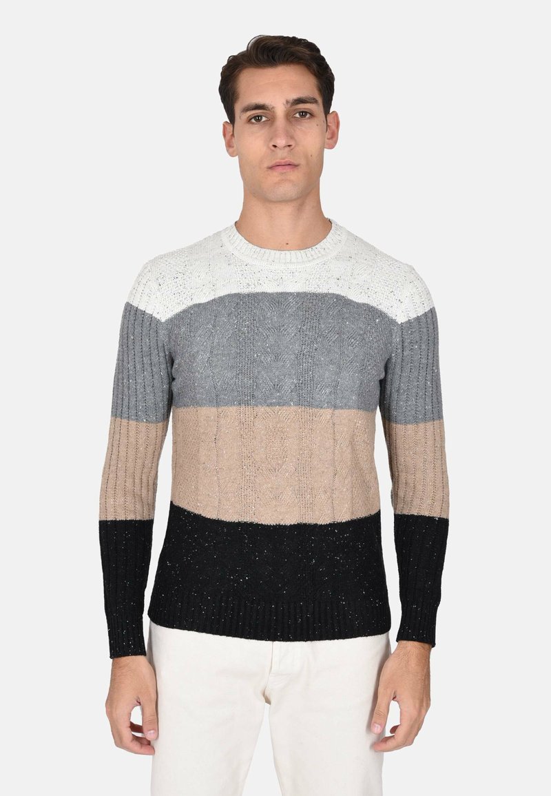 Maglione lavorato a maglia con un design a blocchi di colore in bianco, grigio, beige e nero. Polsini a costine e scollatura rotonda. Motivi testurizzati visibili.
