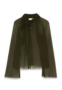 Blusa plissettata verde oliva con colletto a cravatta. Presenta un tessuto trasparente e maniche ampie, creando un'elegante silhouette drappeggiata.