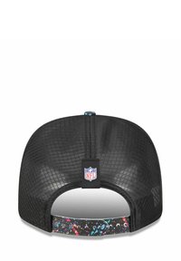 Schwarze Baseballmütze mit Netzrücken, ausgestattet mit einem bunten Spritzmuster am verstellbaren Riemen und einem NFL-Logo-Tag auf der Rückseite.