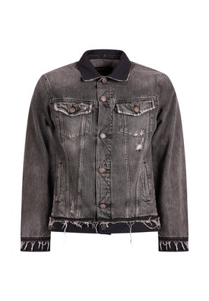 Chaqueta de mezclilla negra y gris desgastada con dobladillos deshilachados, cierre de botones, bolsillos en el pecho con solapa y un cuello negro a contraste.