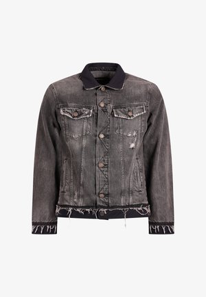 Czarna i szara, postarzona kurtka dżinsowa z postrzępionymi brzegami, zapięciem na guziki, kieszeniami na klatce piersiowej na patki oraz kontrastującym czarnym kołnierzem.