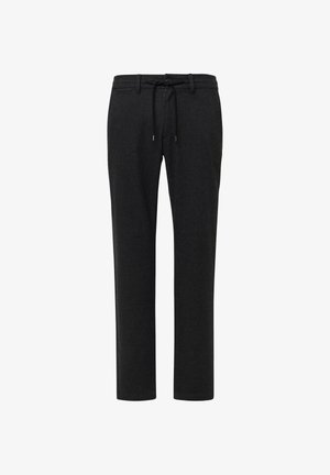 Czarne spodnie o prostych nogawkach, wykonane z miękkiego materiału, z regulowanym paskiem na sznurku w talii oraz bocznymi kieszeniami. Gładka tekstura, minimalne wykończenie.