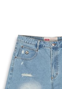 Lichtblauwe denim shorts met een geborduurde vredesteken op de voork pockets, met een distressed afwerking en een zilveren knoopsluiting.