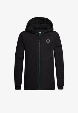 Czarna kurtka ocieplana z kapturem, na zamek błyskawiczny, z zielonymi akcentami i logiem. Połączona z jasnoniebieskimi dżinsami i białymi sneakersami.