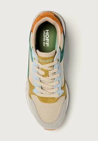 Sneaker multicolori con texture in suede e tessuto nei colori beige, verde, blu e giallo, con design stringato e logo sulla linguetta.
