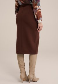 WE Fashion Ozko oprijeto krilo - brown