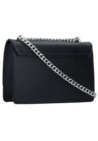 Bolso de mano de imitación cuero negro con un diseño estructurado, cadena plateada y cierre de solapa. Textura suave con acentos minimalistas.