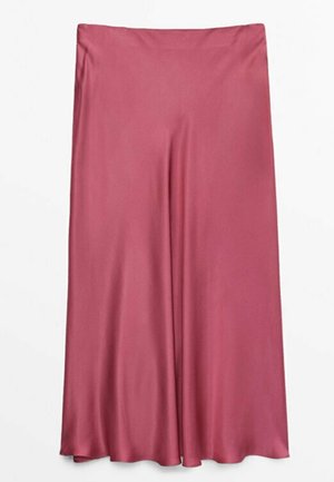 Jupe longue, lisse et soyeuse de couleur rose poudré avec une ceinture droite, exposée à plat sur un fond blanc.