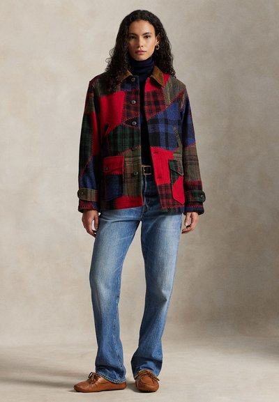 Chaqueta de mezcla de lana con un diseño de retazos en cuadros rojos, azules y verdes. Tiene cierres de botones, dos bolsillos delanteros y un cuello marrón.