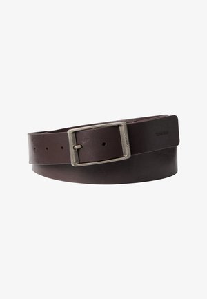 Ceinture en cuir marron foncé avec une boucle rectangulaire argentée et un petit logo embossé Calvin Klein près de l'extrémité de la lanière.