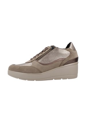 Baskets compensées beiges et métalliques avec lacets à l'avant, fermeture éclair latérale et semelle épaisse conçues pour un usage décontracté.