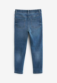 Jeans de denim azul con un diseño de pierna ajustada, cinturilla elástica y dos bolsillos traseros. Presentan un lavado medio y un ligero desgaste.