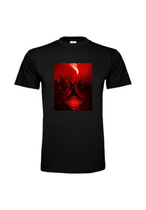 T-shirt noir avec une scène éclairée en rouge d'une personne tenant une fusée éclairante au-dessus de sa tête au milieu d'une foule dans l'obscurité.