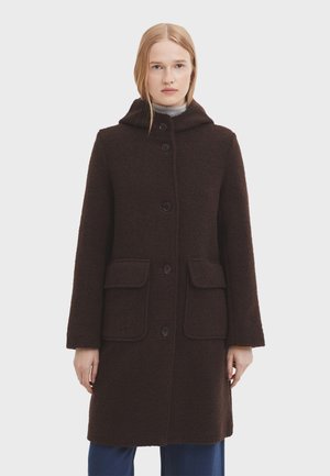 Hnedý vlnený kabát s kapucňou, dvoma prednými vreckami a gombíkovým zapínaním. Poskytuje textúrovanú tkaninu a rovný strih.