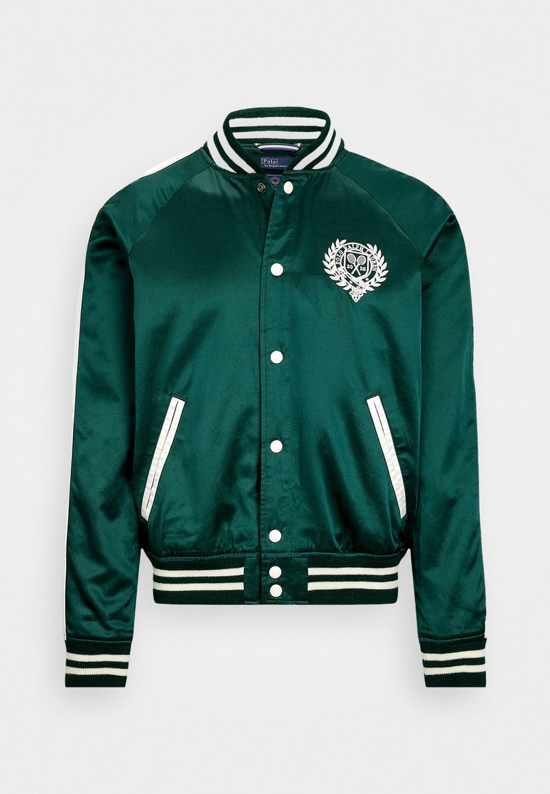 Grüne Satin-Bomberjacke mit einem weißen gestreiften Rippkragen und -ärmeln, ausgestattet mit einem vorderen Emblem und kontrastierenden Taschenakzenten.