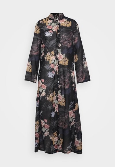 Vestido longo preto com estampa floral em rosa, creme e castanho, com colarinho mandarim e fecho frontal por botões. Tecido leve.