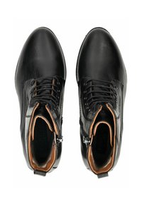 Botas de tobillo de cuero negro con un acabado suave, puntera redonda, cordones en la parte delantera y un interior en contraste en color marrón claro. Cuenta con una cremallera en el costado.