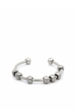 Silberfarbener, kreisförmiger Ring mit kleinen, runden Perlen, die gleichmäßig entlang des offenen Bands verteilt sind.