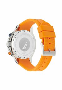 Orologio Nautica argento con retro in acciaio, dotato di cinturino in gomma arancione testurizzata e fibbia in metallo, con dettagli di impermeabilità e movimento giapponese.