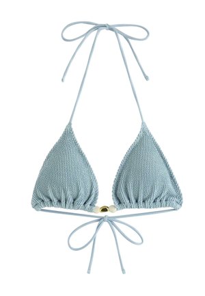 Vaaleansininen, teksturoitu kolmion muotoinen bikiniyläosa, jossa on ohuet hihnat, jotka sidotaan kaulan ja selän takaa, ja keskellä pieni kultainen ja valkoinen helmi.