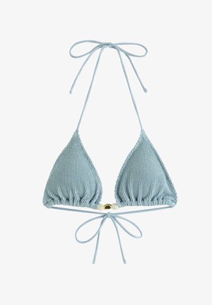 Top bikini a triangolo azzurro chiaro con trama, con sottili spalline annodate al collo e alla schiena, caratterizzato da un piccolo dettaglio con perline dorate e bianche al centro.