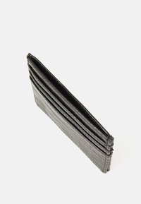Portafoglio in finta pelle di coccodrillo nero con più scomparti, in posizione verticale su uno sfondo bianco.