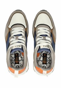 Sneaker mit einem weißen Mesh-Obermaterial, grauen Suede-Akzenten, marineblauen Seitenpanelen und orangefarbenen Fersenlaschen. Weiße Schnürsenkel und gemusterte Einlegesohlen.