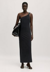 Schwarzes Ein-Schulter-Kleid mit einer eleganten Silhouette, aus glattem Stoff gefertigt. Enthält ein silbernes Schnallendetail an der Schulter und einen hohen Schlitz.