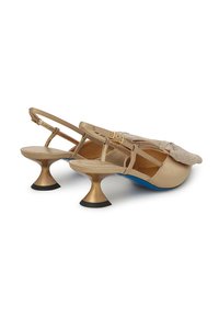 Scarpe slingback beige con dettaglio in rete a forma di fiocco, design con tacco a piattaforma e interno blu a contrasto. Materiale liscio con accenti lucidi.