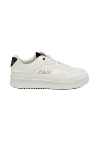 White low-top sneaker made of smooth synthetic leather, featuring a textured brown accent on the heel and a logo in gold on the side.