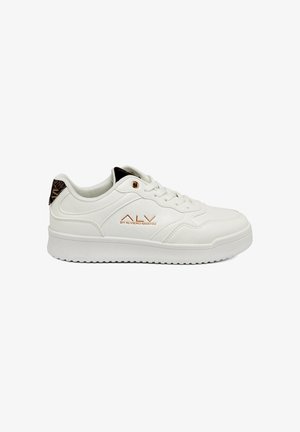 Sneakers bianchi a bassa altezza realizzati in pelle sintetica liscia, con un accento marrone testurizzato sul tallone e un logo dorato sul lato.